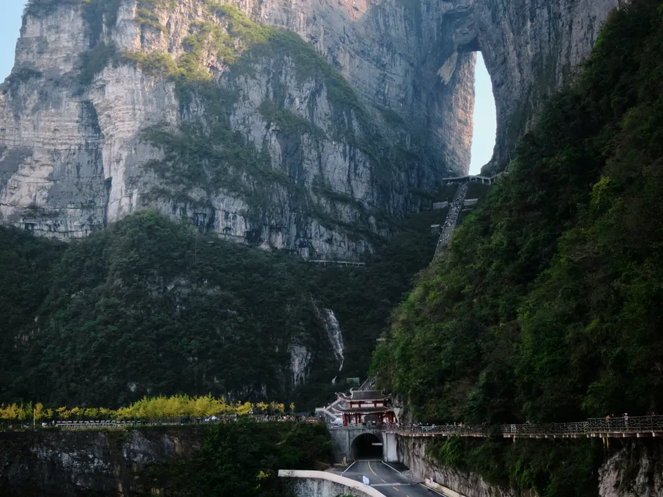 Route de montagne menant à la porte du Ciel, à Zhangjiajie